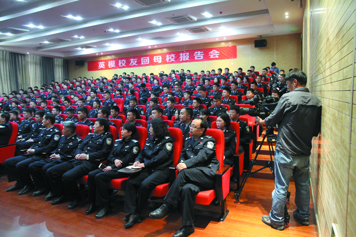 央视采访英模报告会.JPG
